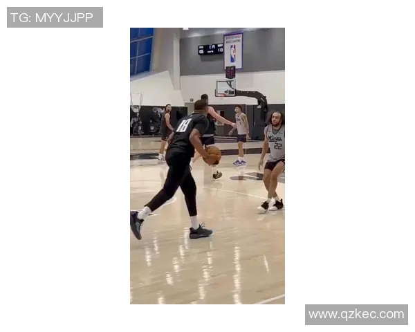 国王分享队内训练片段，威斯布鲁克中路空切双手放篮